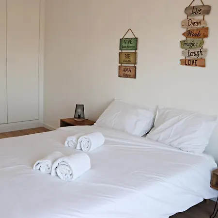 Vivenda Geminada Com Piscina A 10 Minutos A Pe Da Villa Portimao
