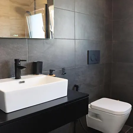 Vivenda Geminada Com Piscina A 10 Minutos A Pe Da