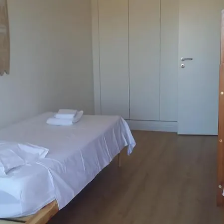 Vivenda Geminada Com Piscina A 10 Minutos A Pe Da